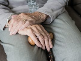 Hände einer alten Frau im Schoß