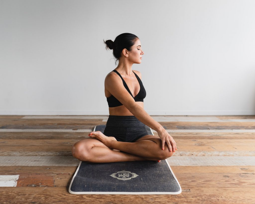 Frau, die Yoga macht