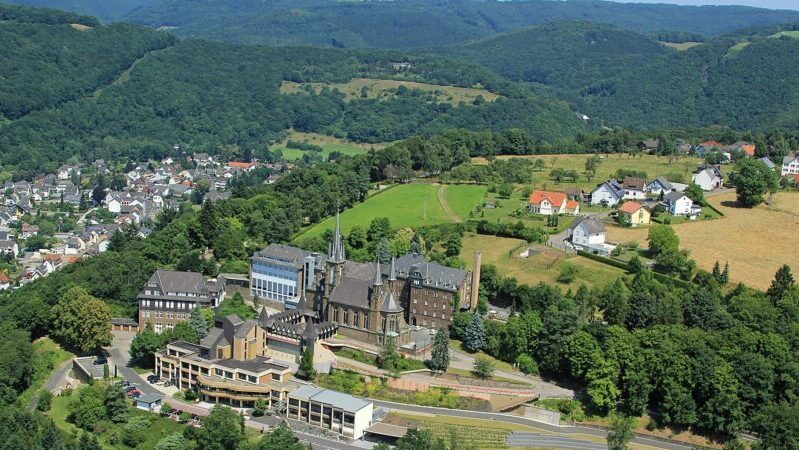 Fasten-Kurs/Detox-Retreat mit Wandern und Yoga im Kloster Waldbreitbach (8 Tage/7 ÜN)