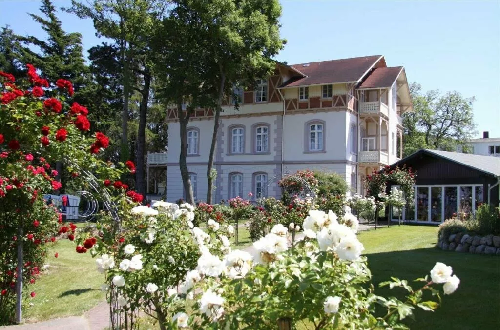 akzent-waldhotel-spa-ruegen-hotel-aussenansicht-93051-rügen